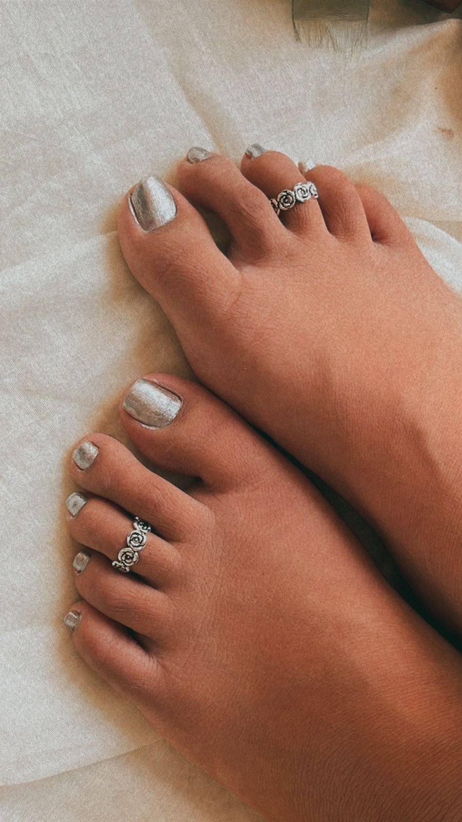 Delicate roses band toe ring in high-quality pure silver