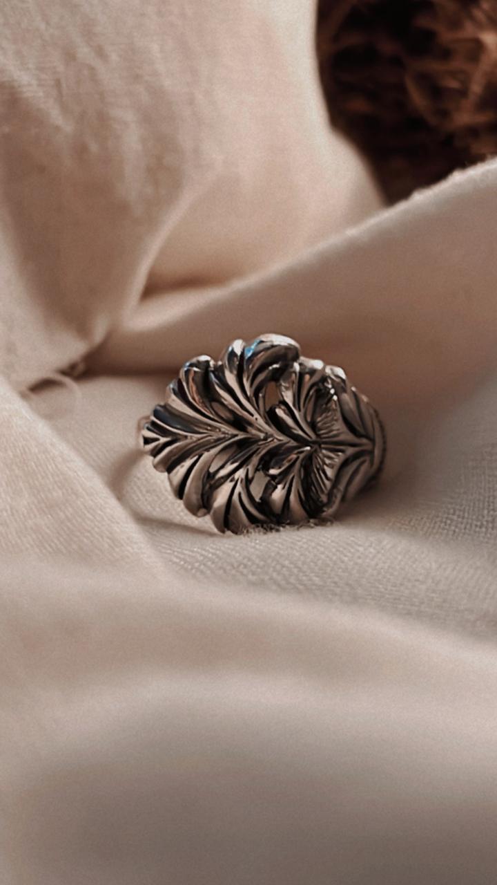 Bold and stylish vintage motif band ring with chunky design