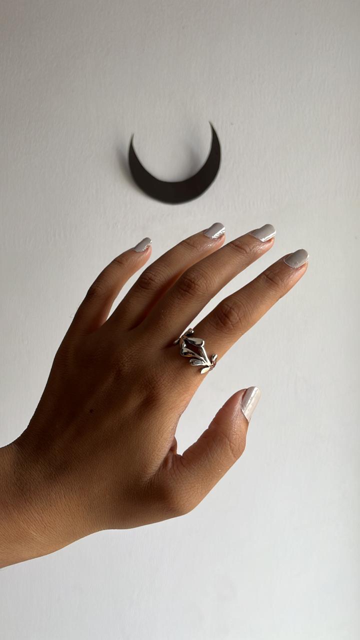 Molten Leaf Silver Ring with Sculptural Detailing for Modern Fashion