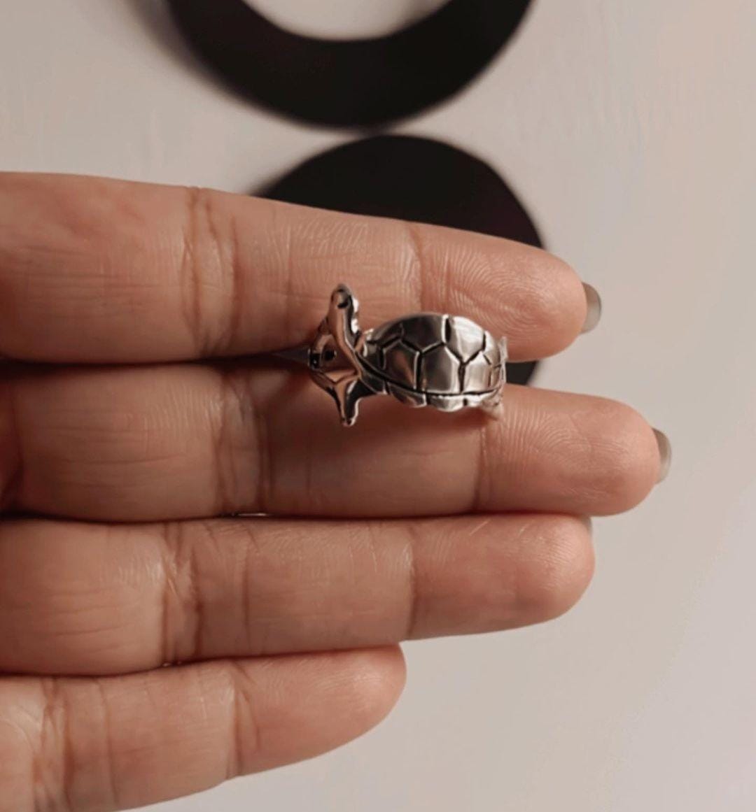Stylish tortoise-shaped silver ring with horizontal design