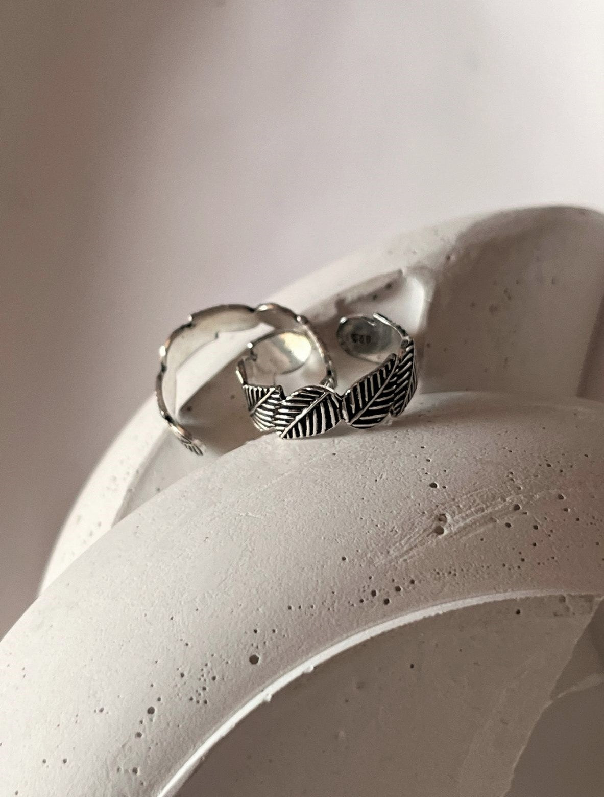 Pure Silver Toe Ring with Leafy Band Detailing