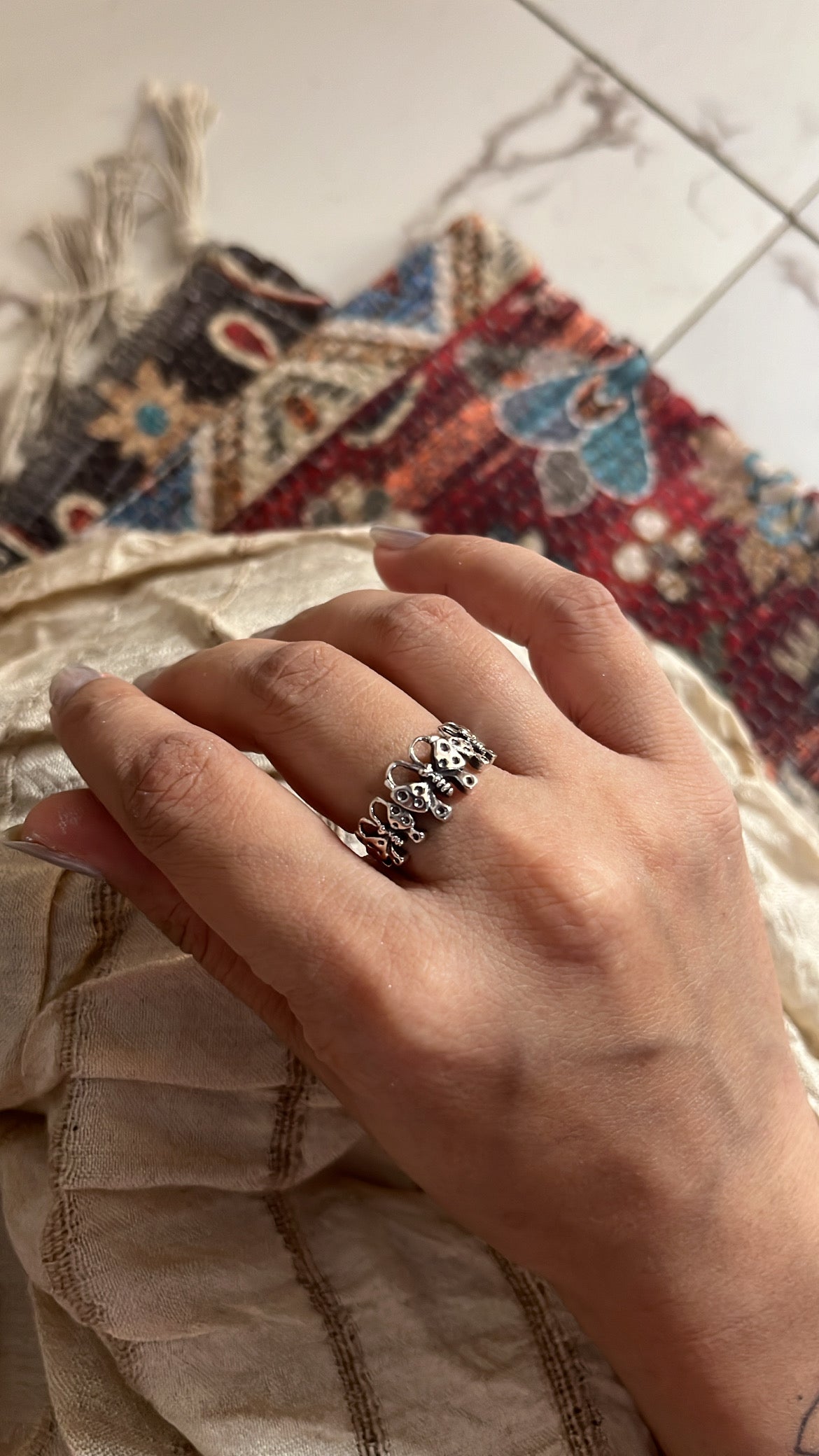 Chic Silver Ring with Butterflies Band Design