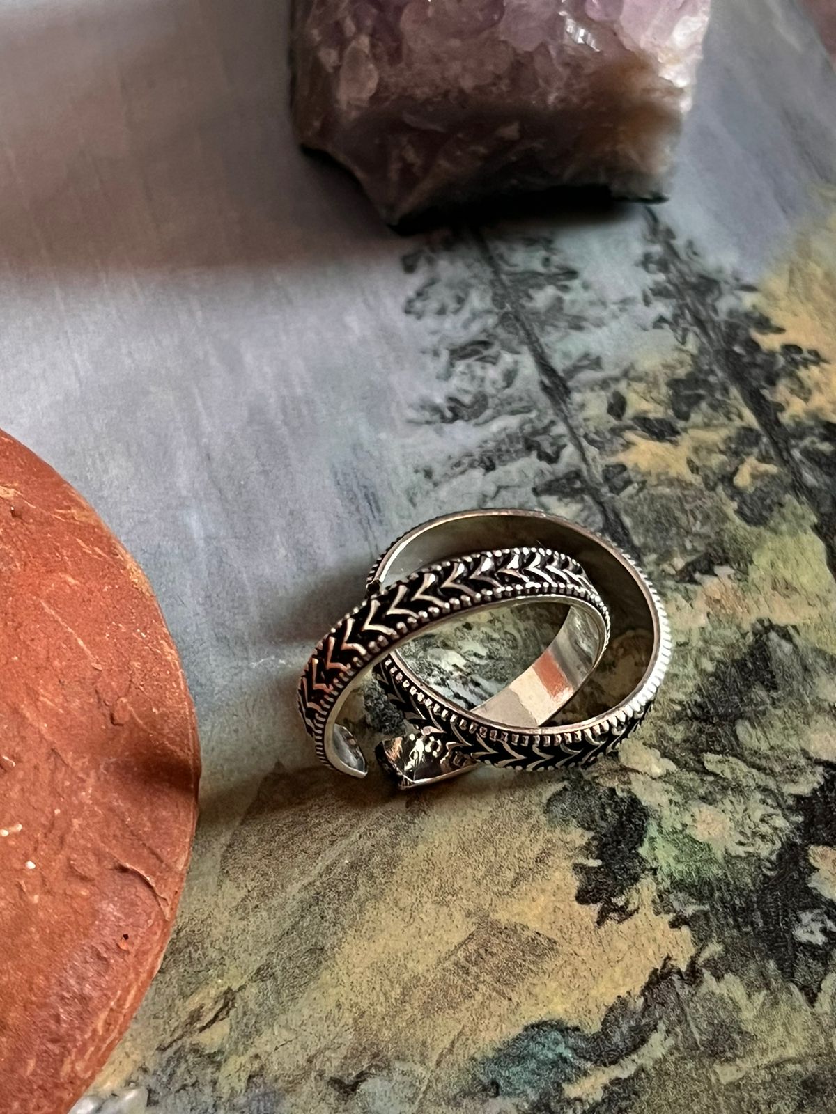 Engraved V shape toe ring in pure silver