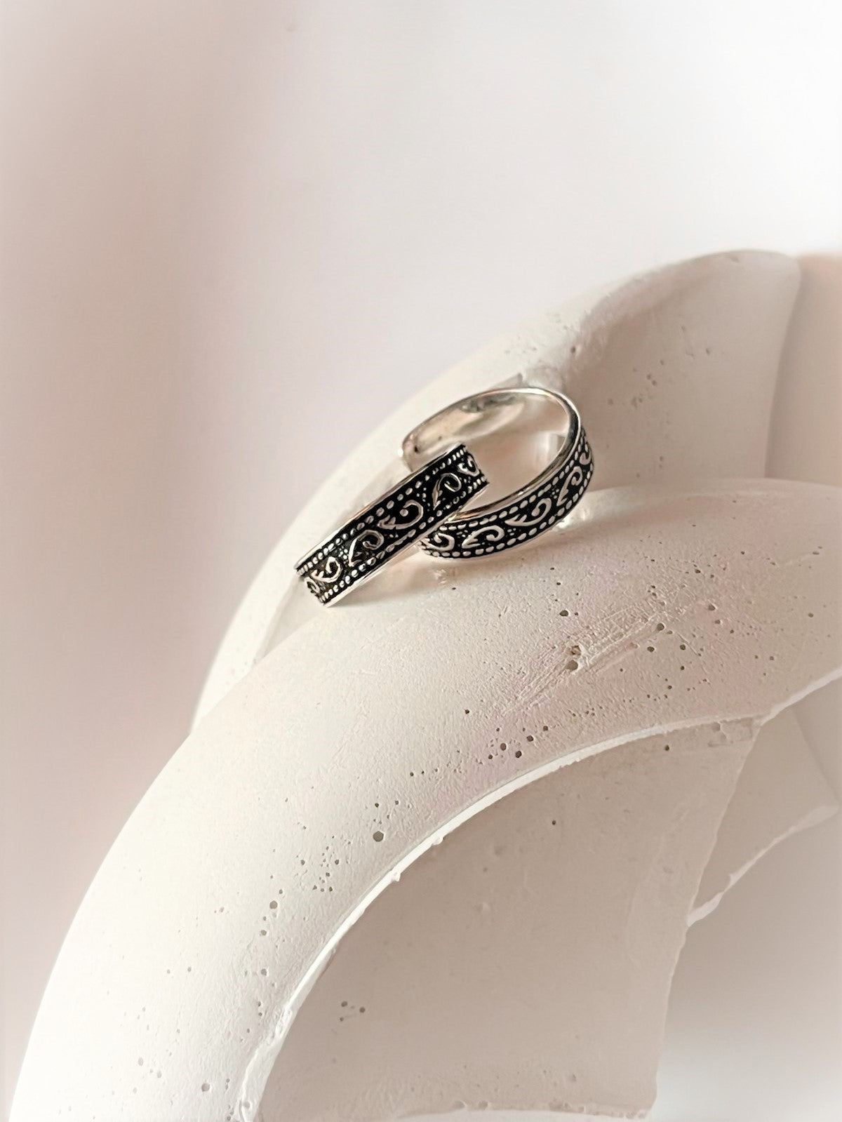 Elegant tribal leaf and dot pattern toe ring in pure silver