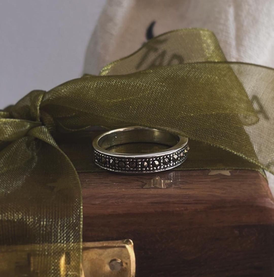 Charming Marcasite Band Silver Ring for Everyday Elegance