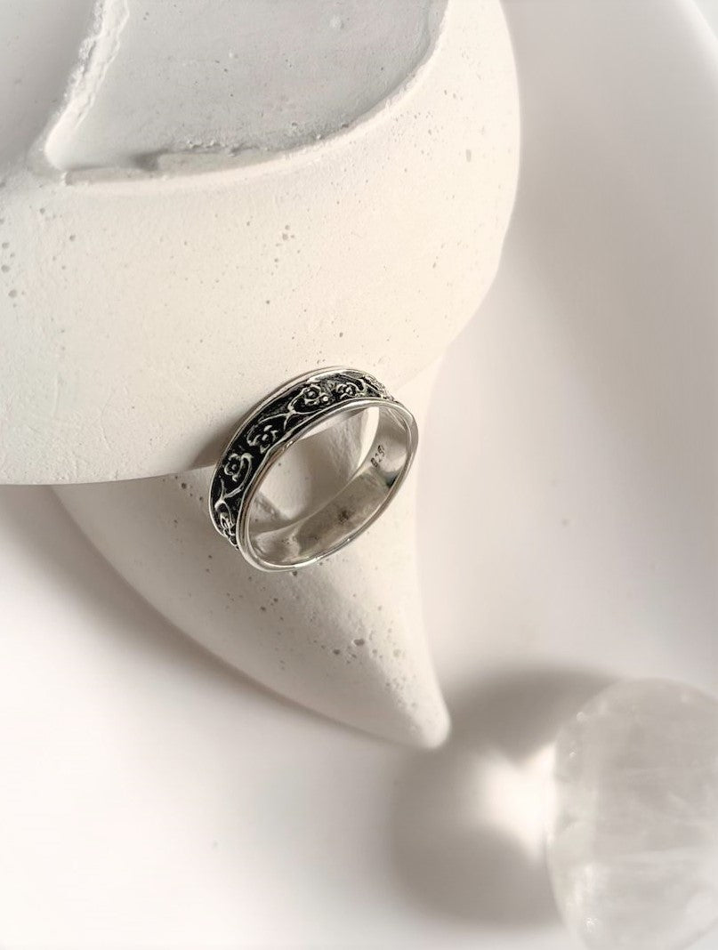 Vintage-inspired floral engraved band silver ring with elegant craftsmanship