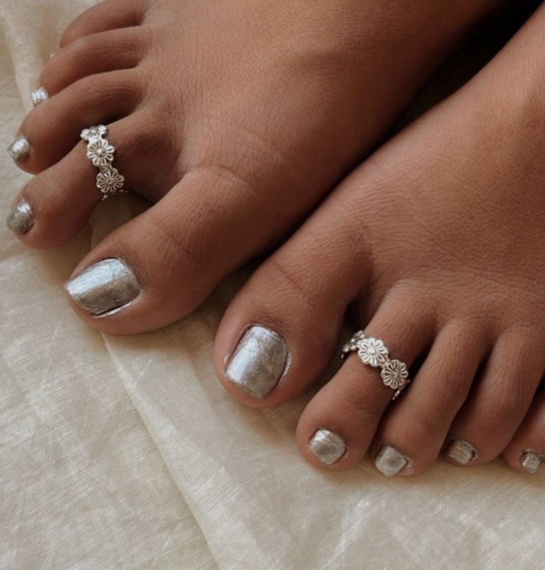 Charming Flower Band Toe Ring in Pure Silver