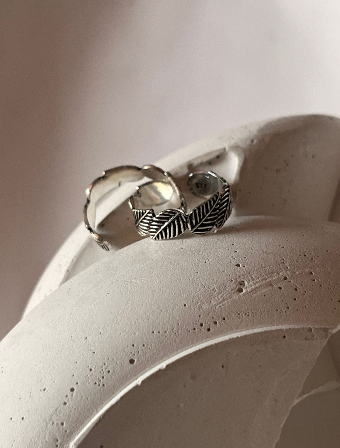 Charming Leafy Band Pure Silver Toe Ring with Nature Motif