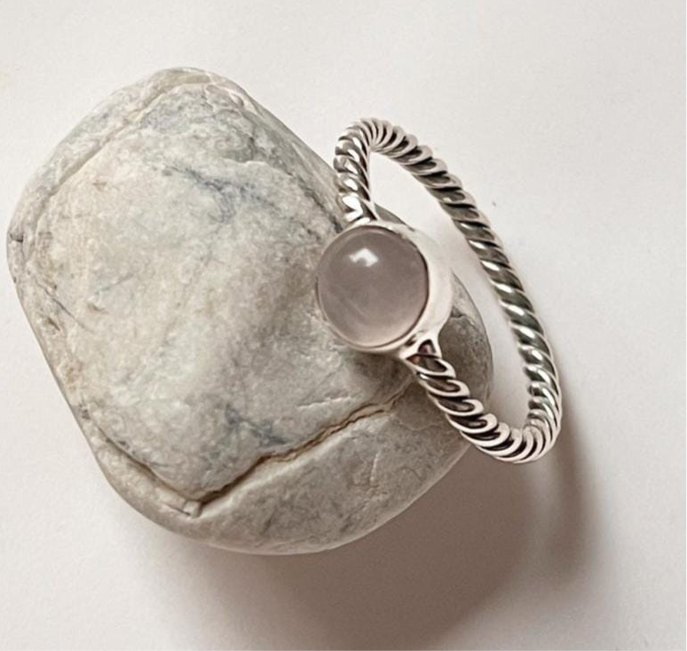 Handcrafted silver ring featuring rose quartz and rope band