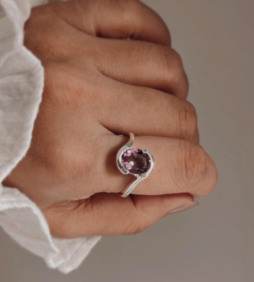 Sterling Silver Ring with Oval-Cut Faceted Amethyst and Cross Band Design