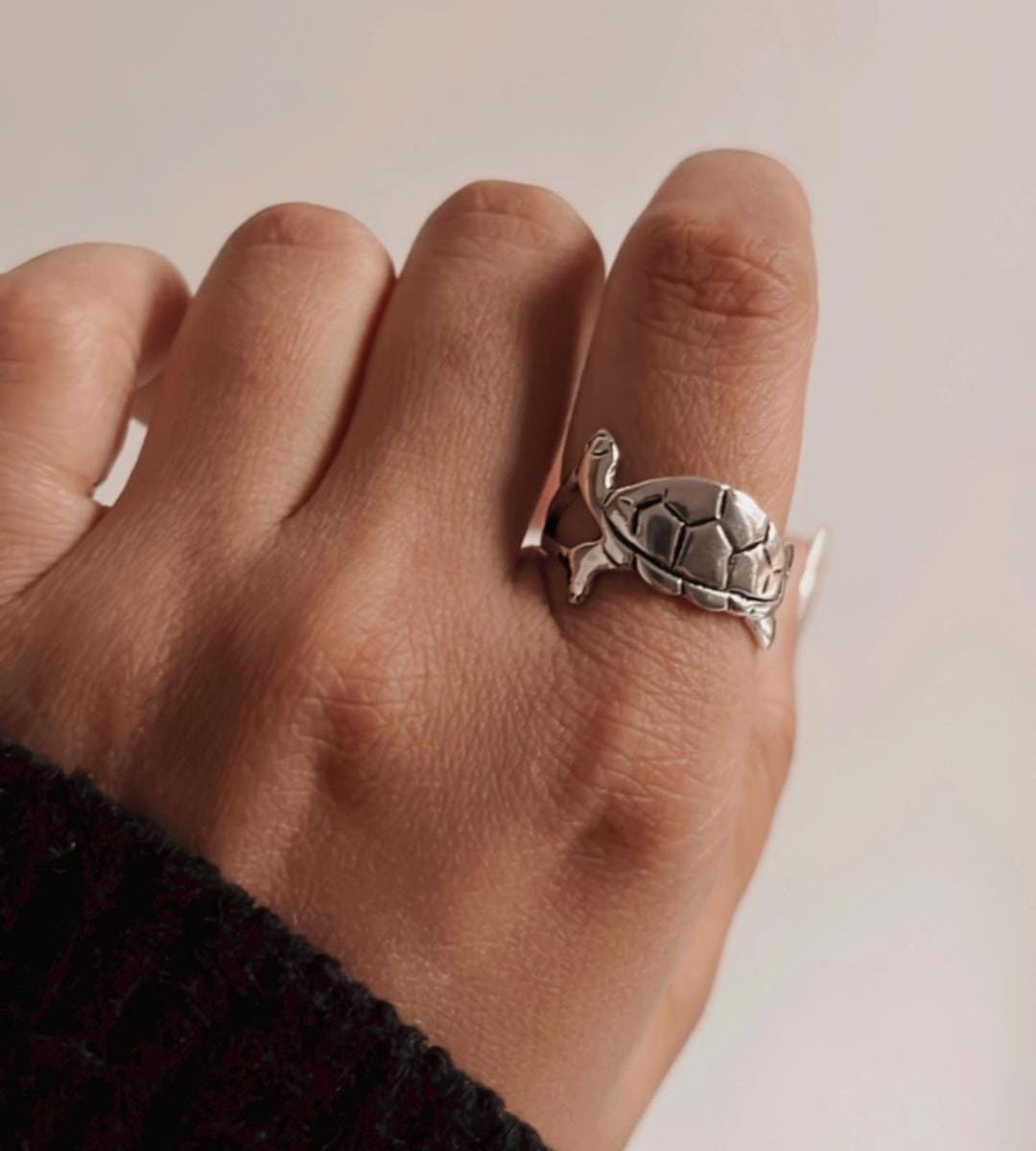 Charming horizontal tortoise design ring in silver