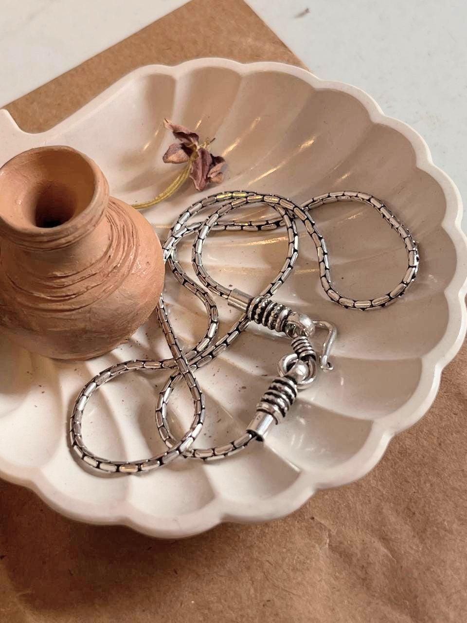 Charming antique S-lock chain in sterling silver with a patterned design.
