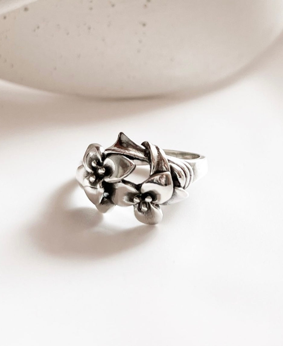 Elegant Flower Bouquet Ring in Silver