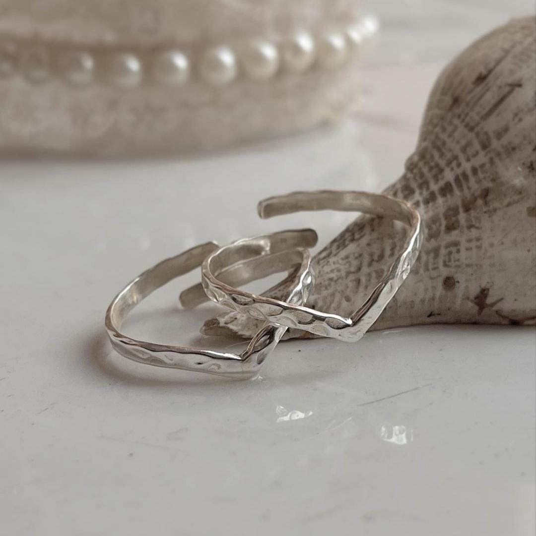 Sterling silver thumb toe ring with hammered V design