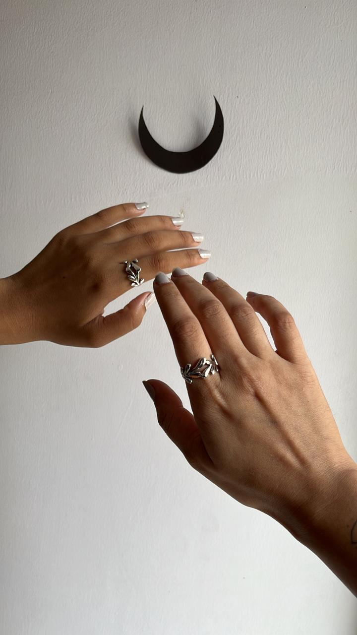 Charming Molten Leaf Silver Ring for a Boho-Chic Look