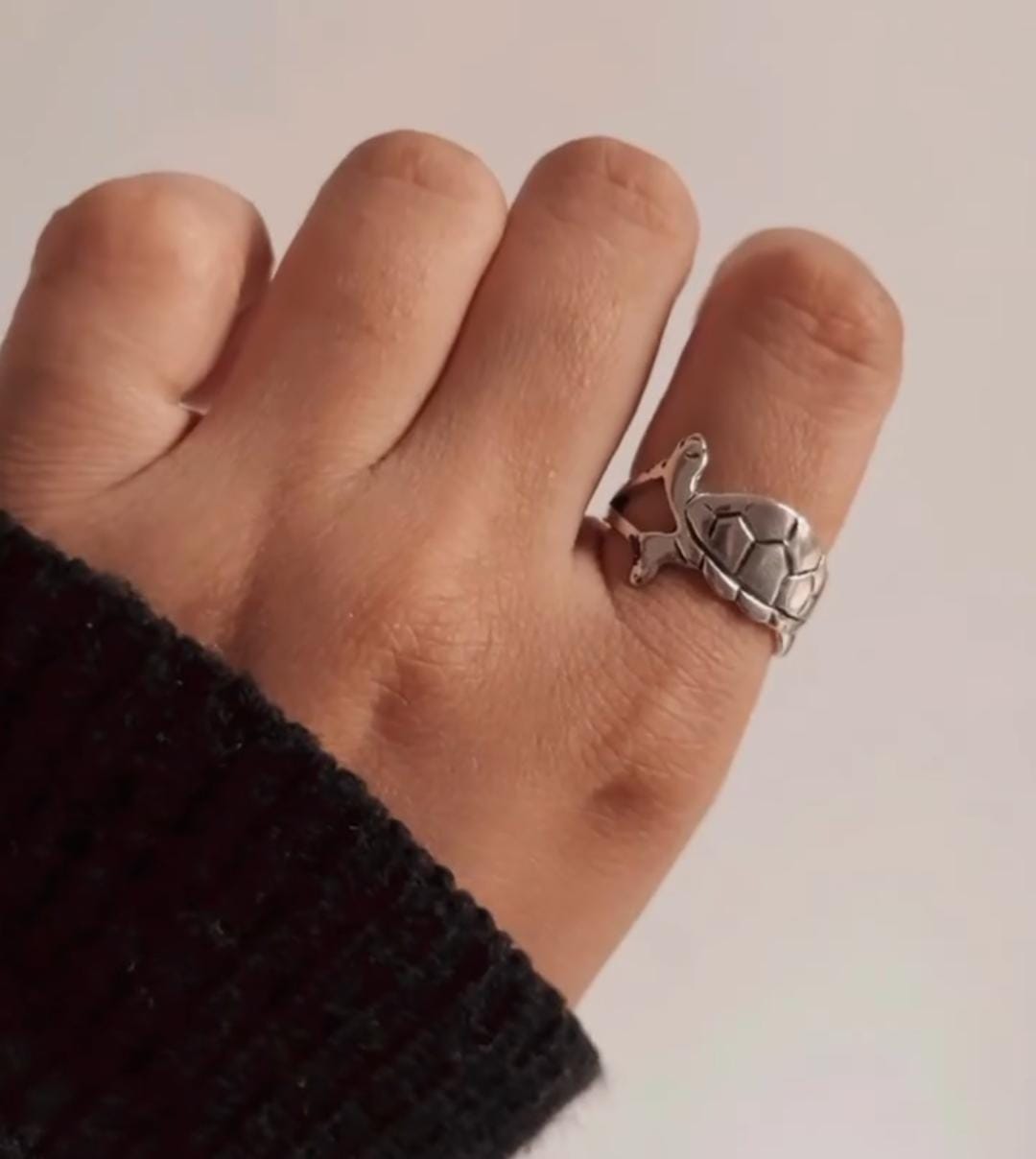 Elegant horizontal tortoise ring in sterling silver