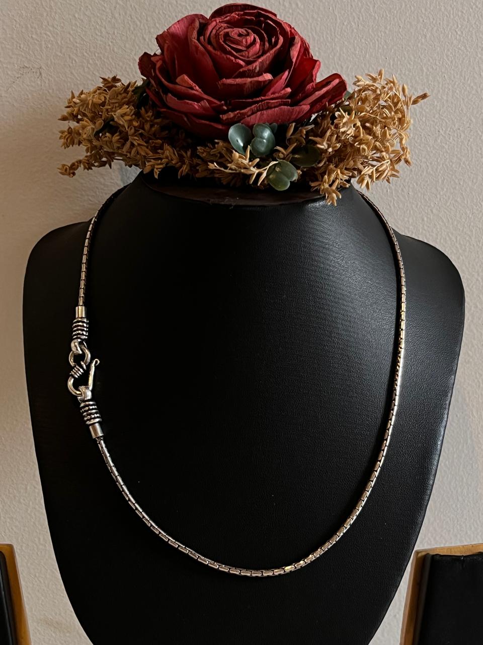 Vintage-inspired silver chain with an antique-patterned S-lock design.