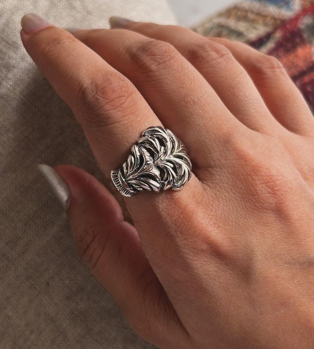 Elegant chunky vintage motif band ring in polished finish