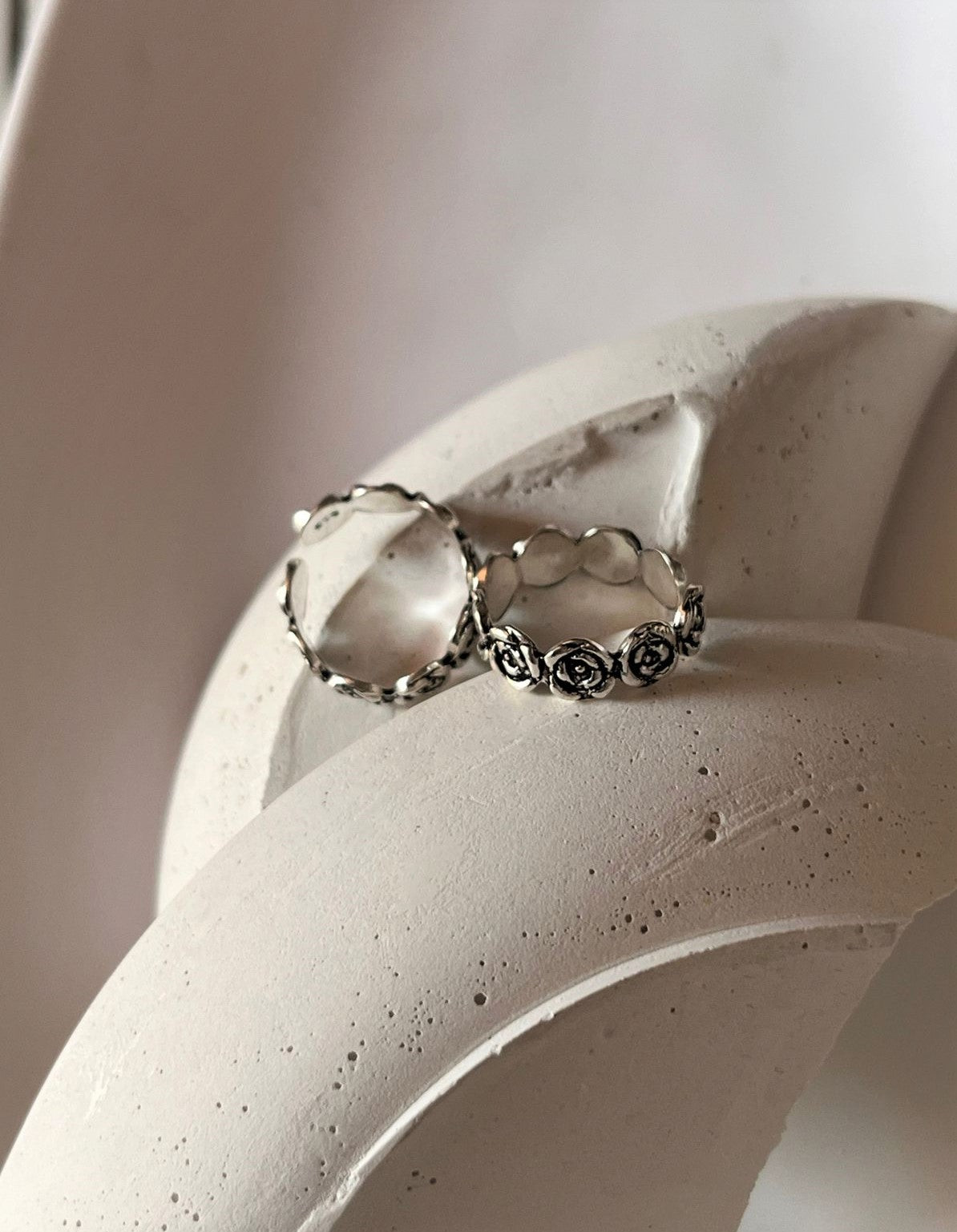 Handcrafted roses band toe ring in pure silver