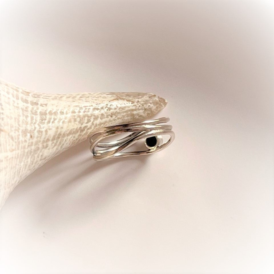 Chic Silver Ring with Wire Wrap Design and Black Onyx