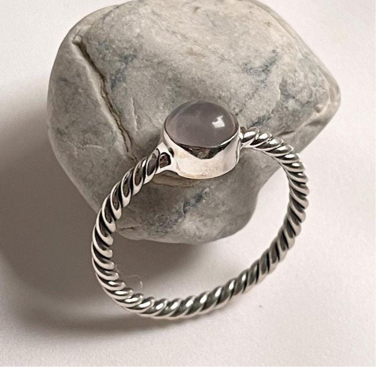 Beautiful rose quartz silver ring with rope band for a stylish look