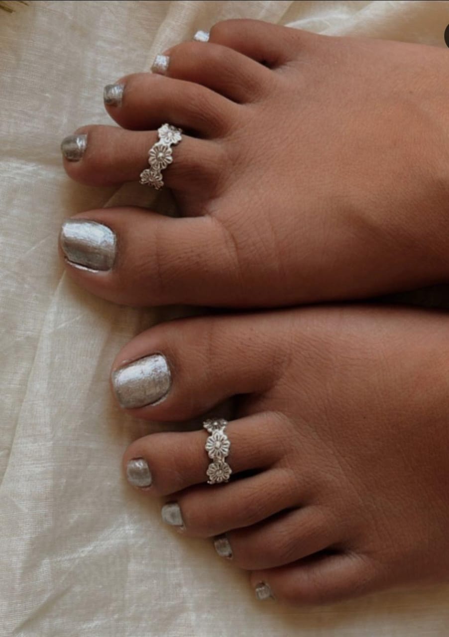 Sleek Flower Band Toe Ring in 925 Silver