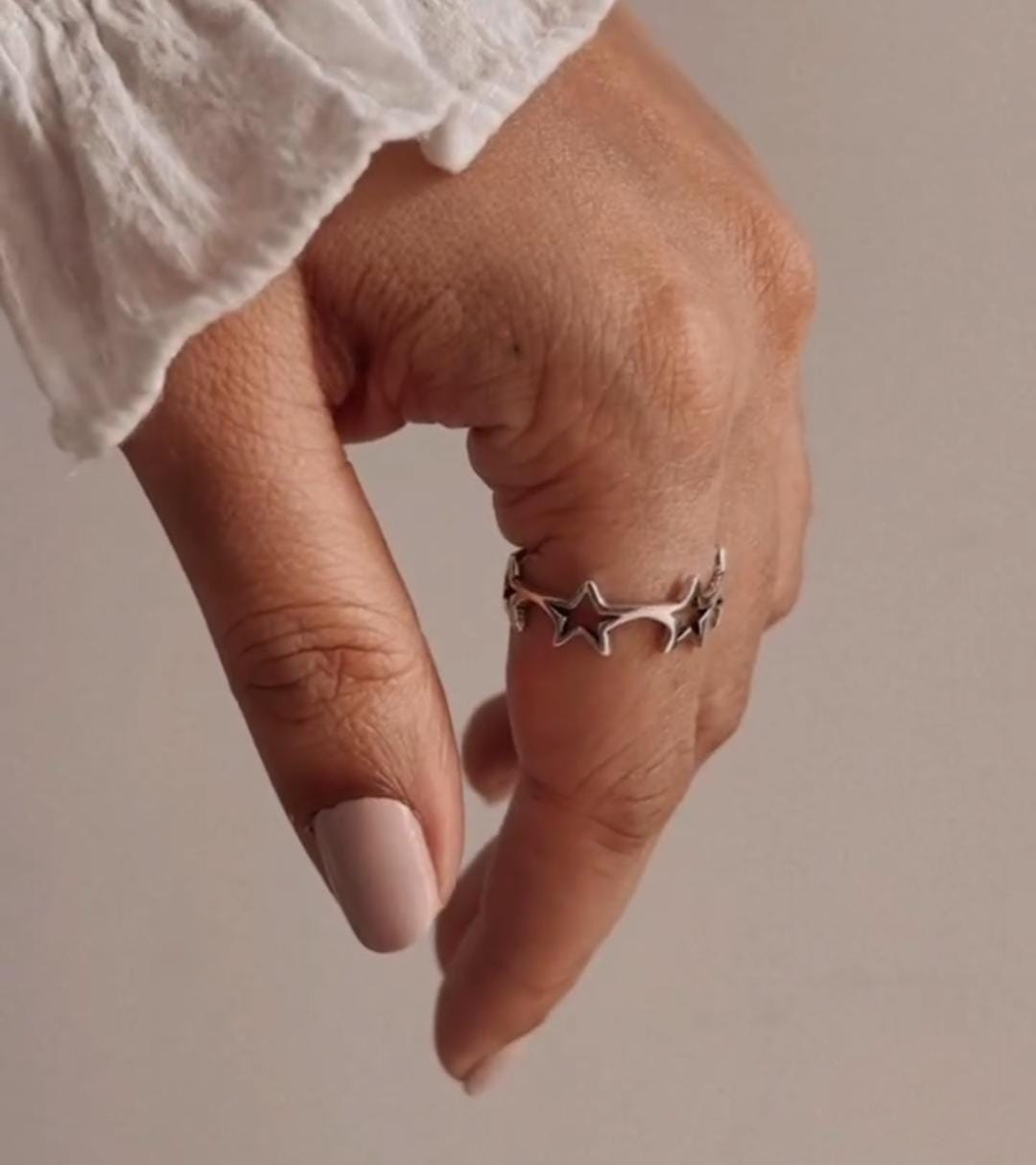 Timeless round star band ring in high-quality sterling silver