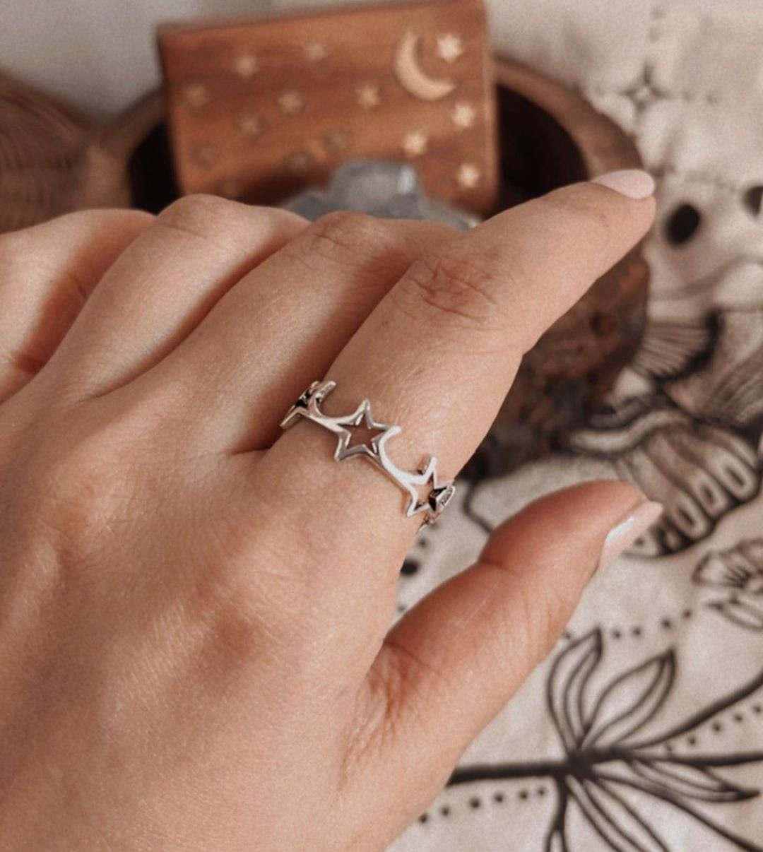 Stylish round star pattern silver ring for everyday wear