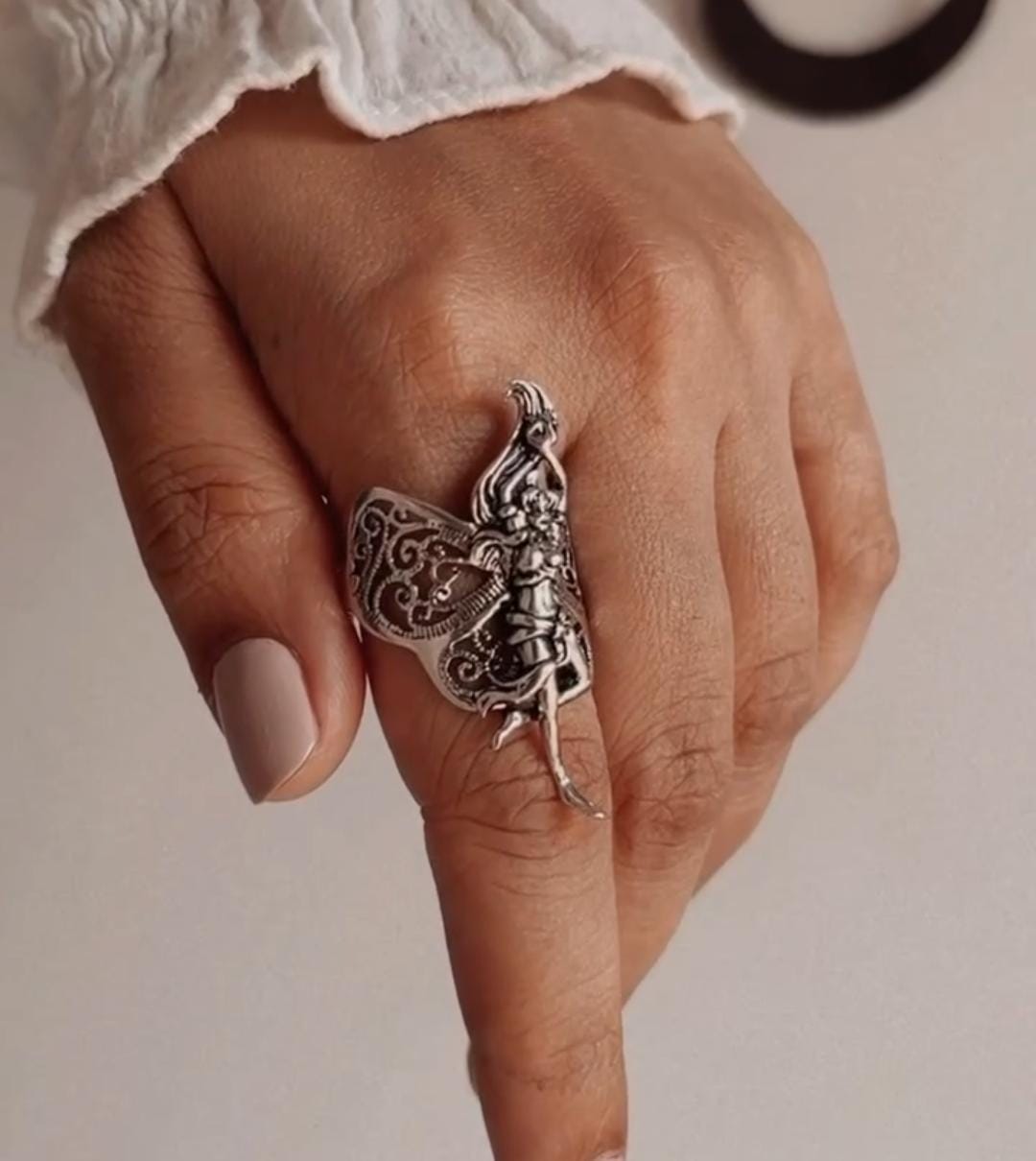 Sleek and sophisticated adjustable silver 925 ring with angel filigree design