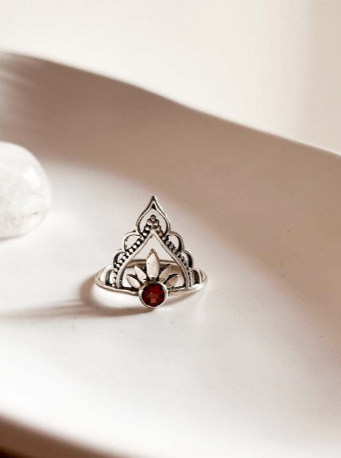 Elegant garnet crown silver ring in boho fashion
