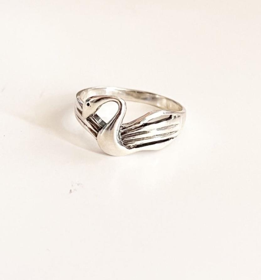 Stylish swan silver ring with delicate design