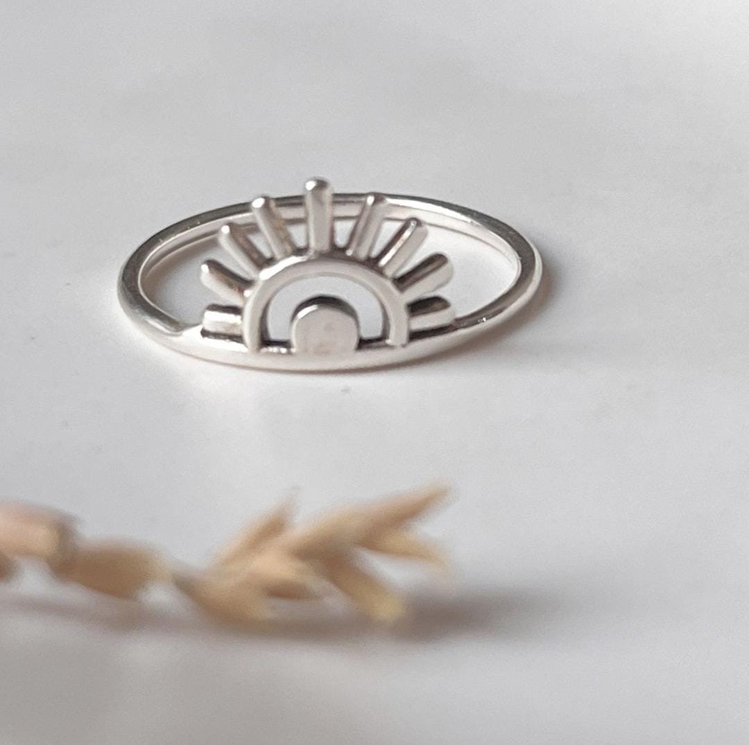 Elegant sunrise design silver ring