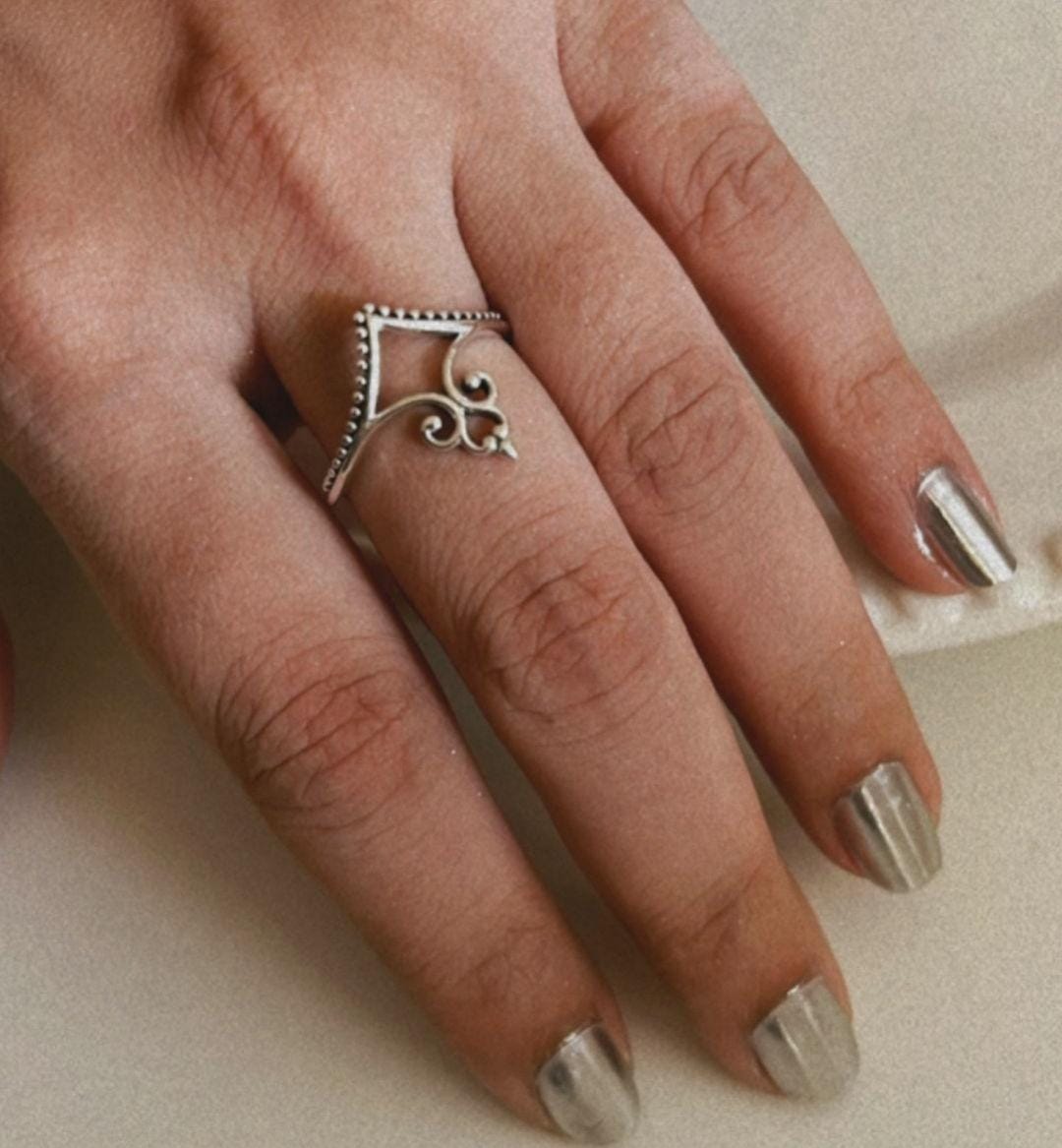 Stackable V-shaped silver ring with vintage design