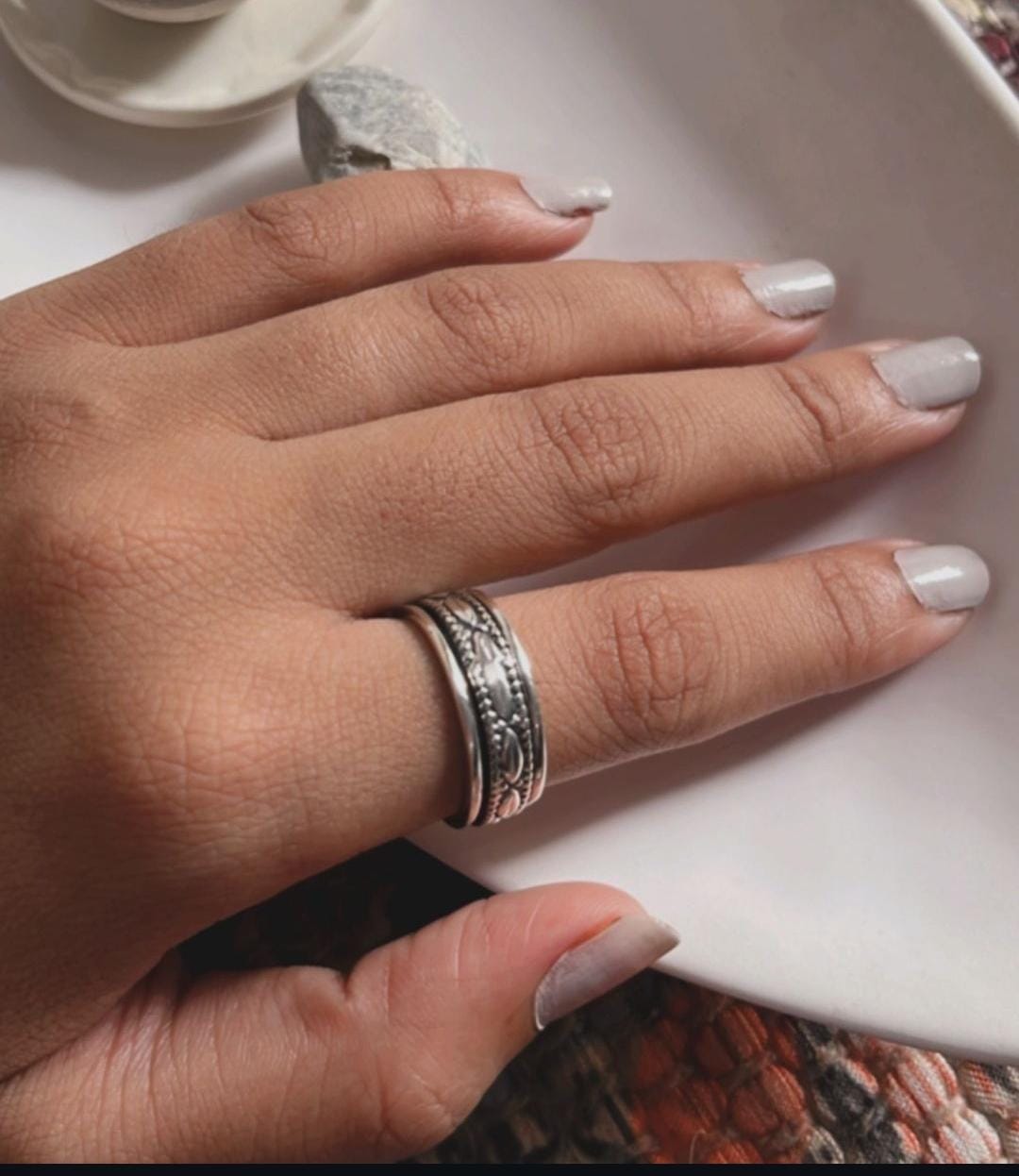 Elegant Rawa spinner band ring in sterling silver