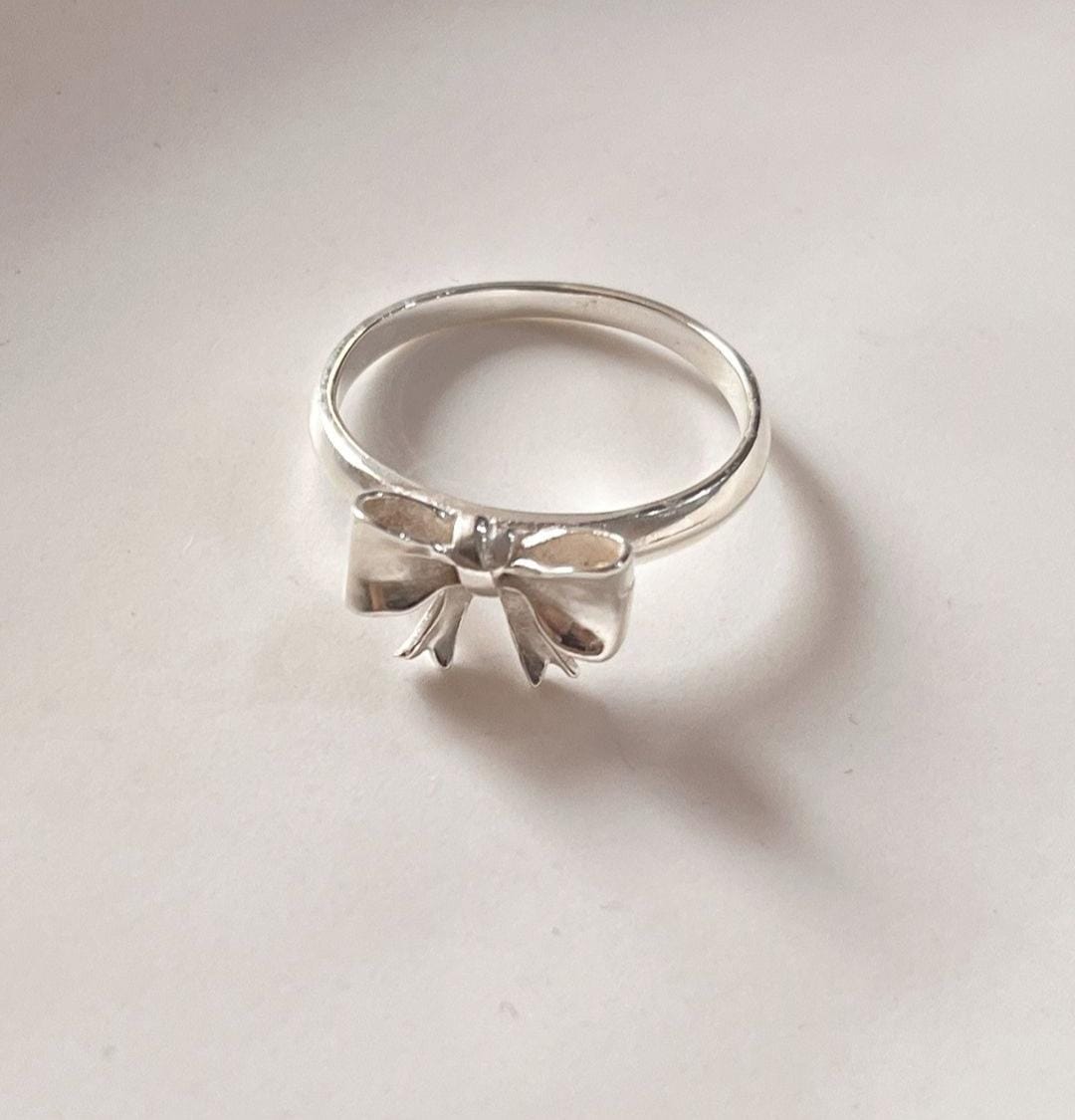 Sophisticated Silver Ring Featuring Bow Motif