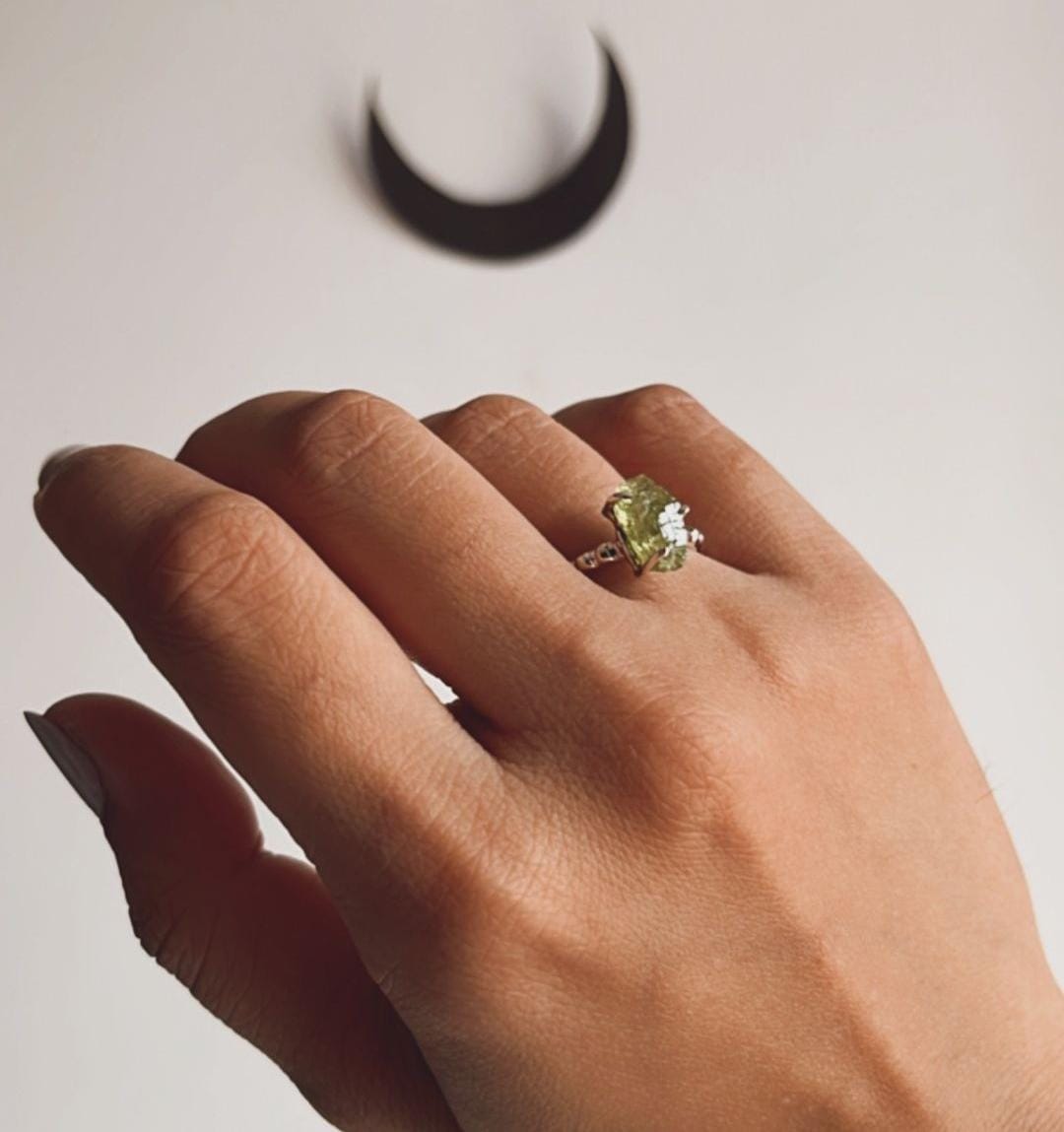 Elegant Peridot Raw Uncut Dot Band Silver Ring