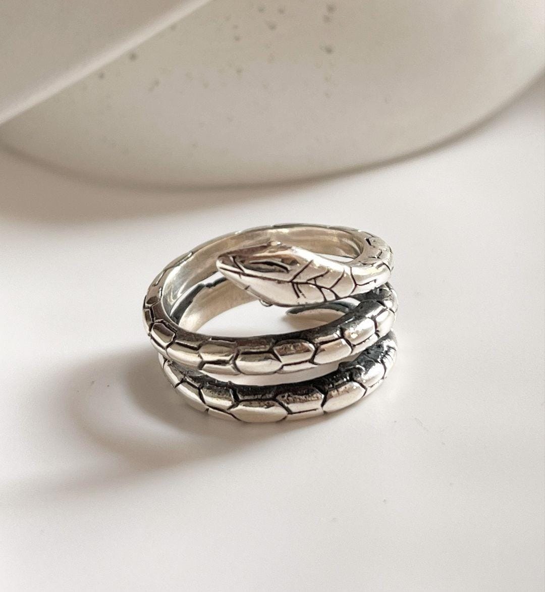 Vibrant serpent design chunky silver ring for bold style