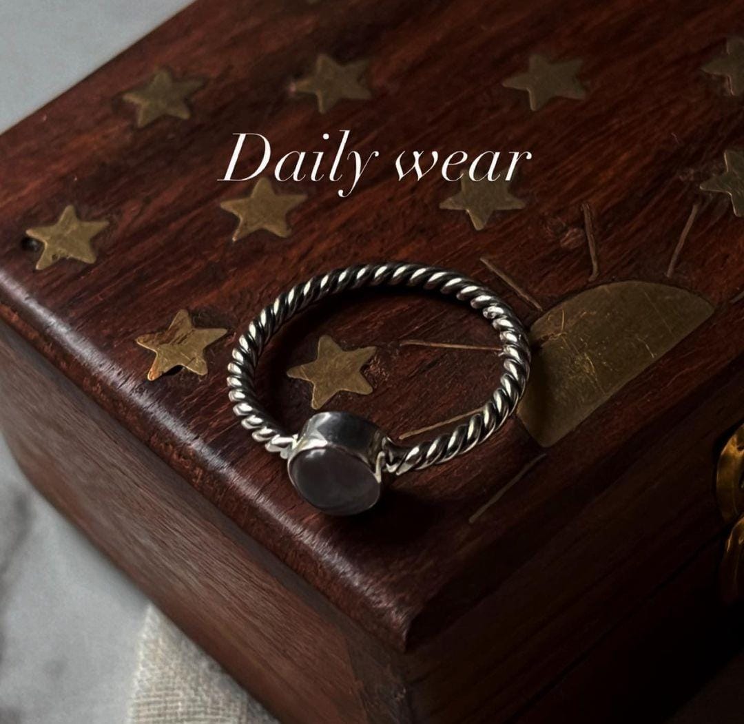 Elegant rose quartz silver ring with rope-style band