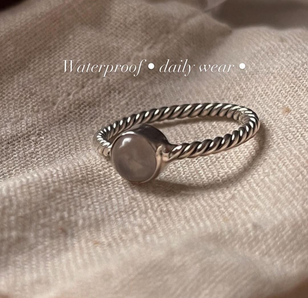 Delicate rose quartz silver ring with twisted rope detailing