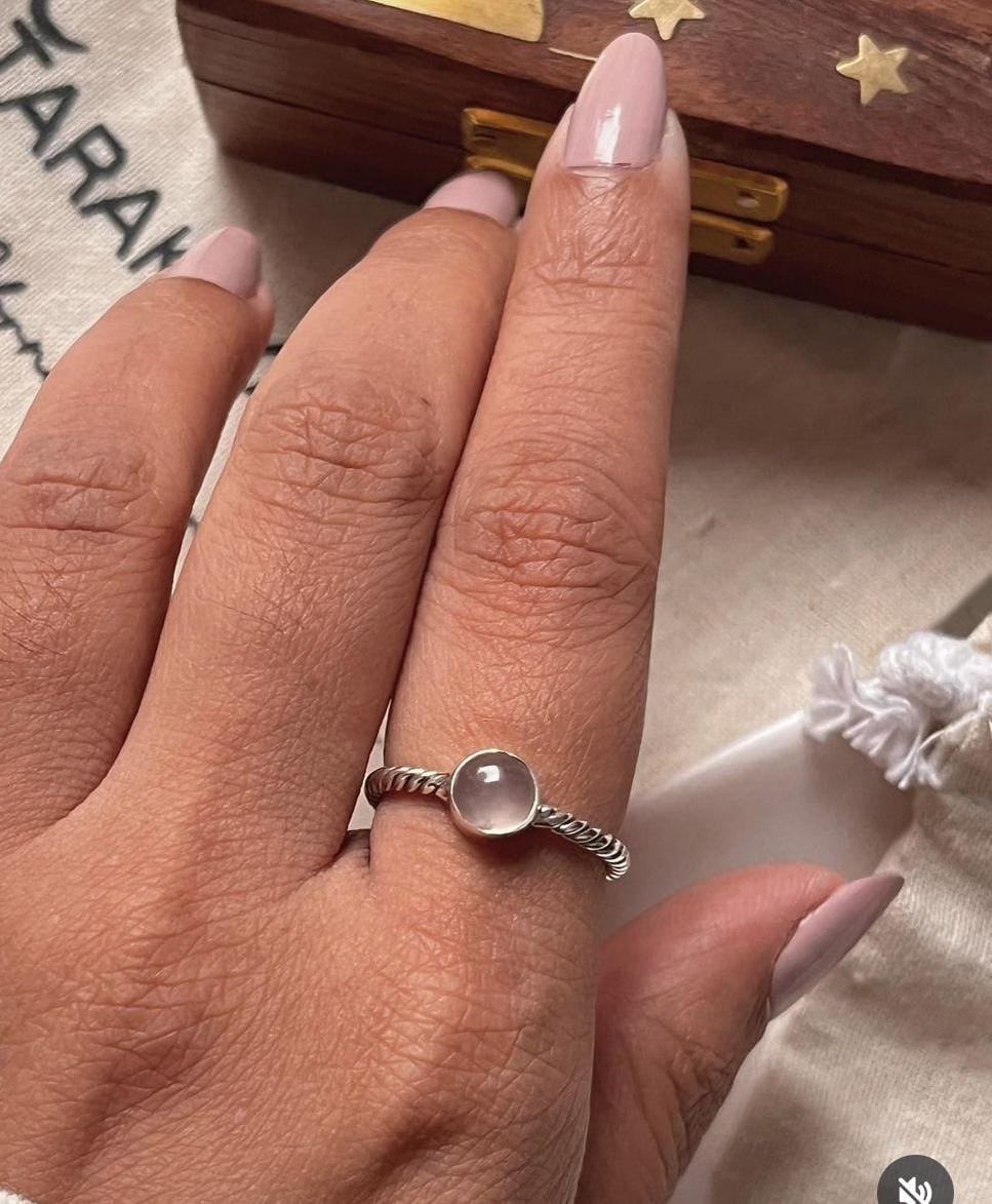 Sophisticated rope band silver ring with rose quartz stone