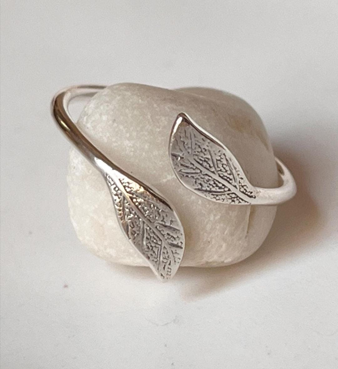 Delicate adjustable ring in sterling silver with leaf detail