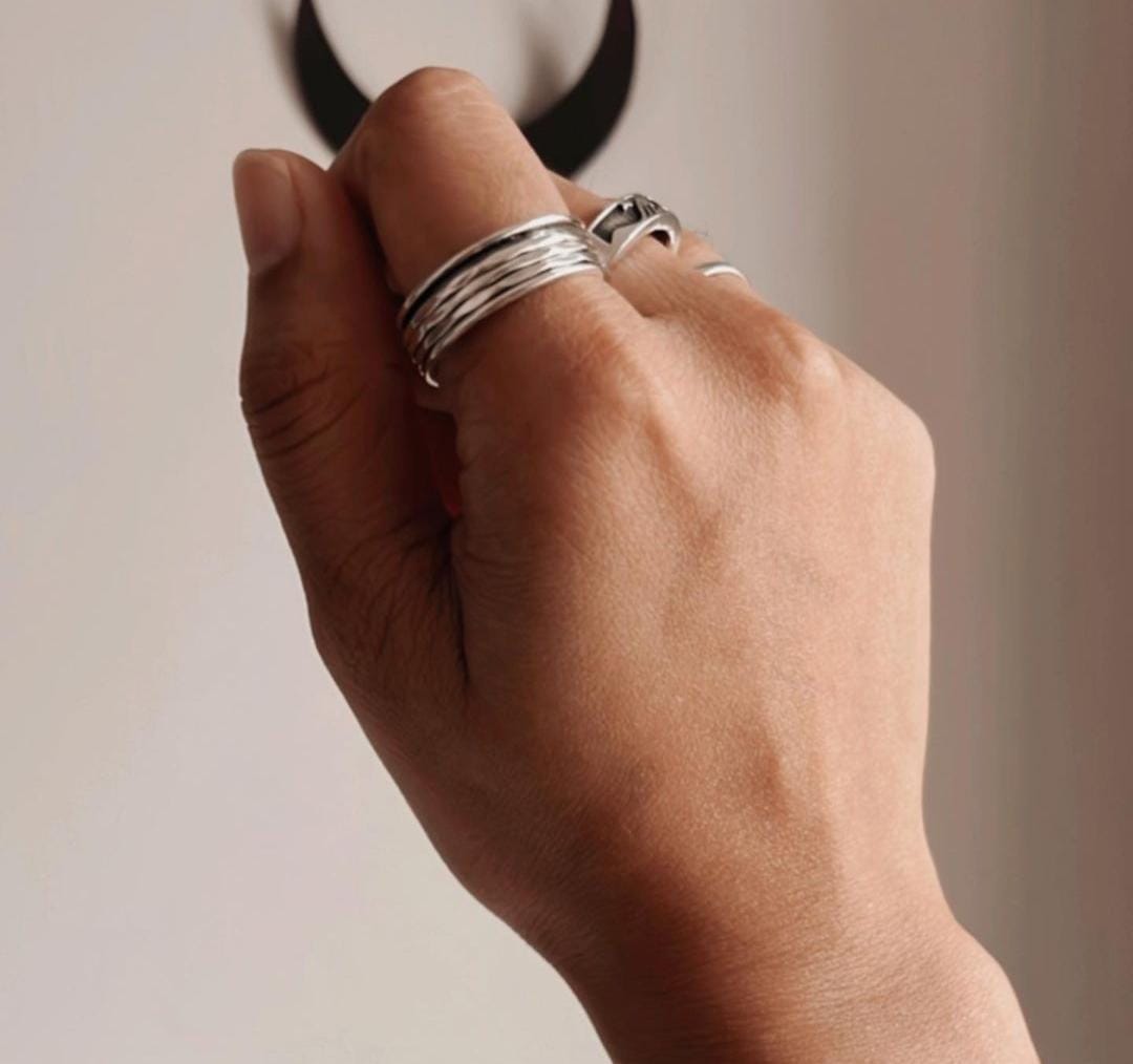 Elegant hammered silver spinner ring for a unique style