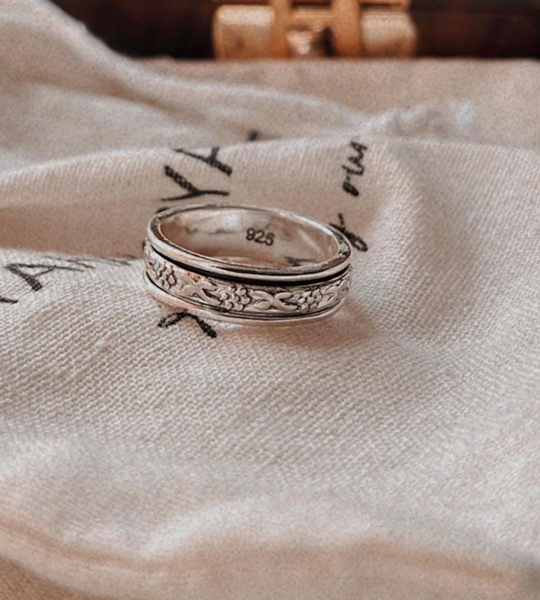 Timeless floral spinner silver ring with detailed flower engravings