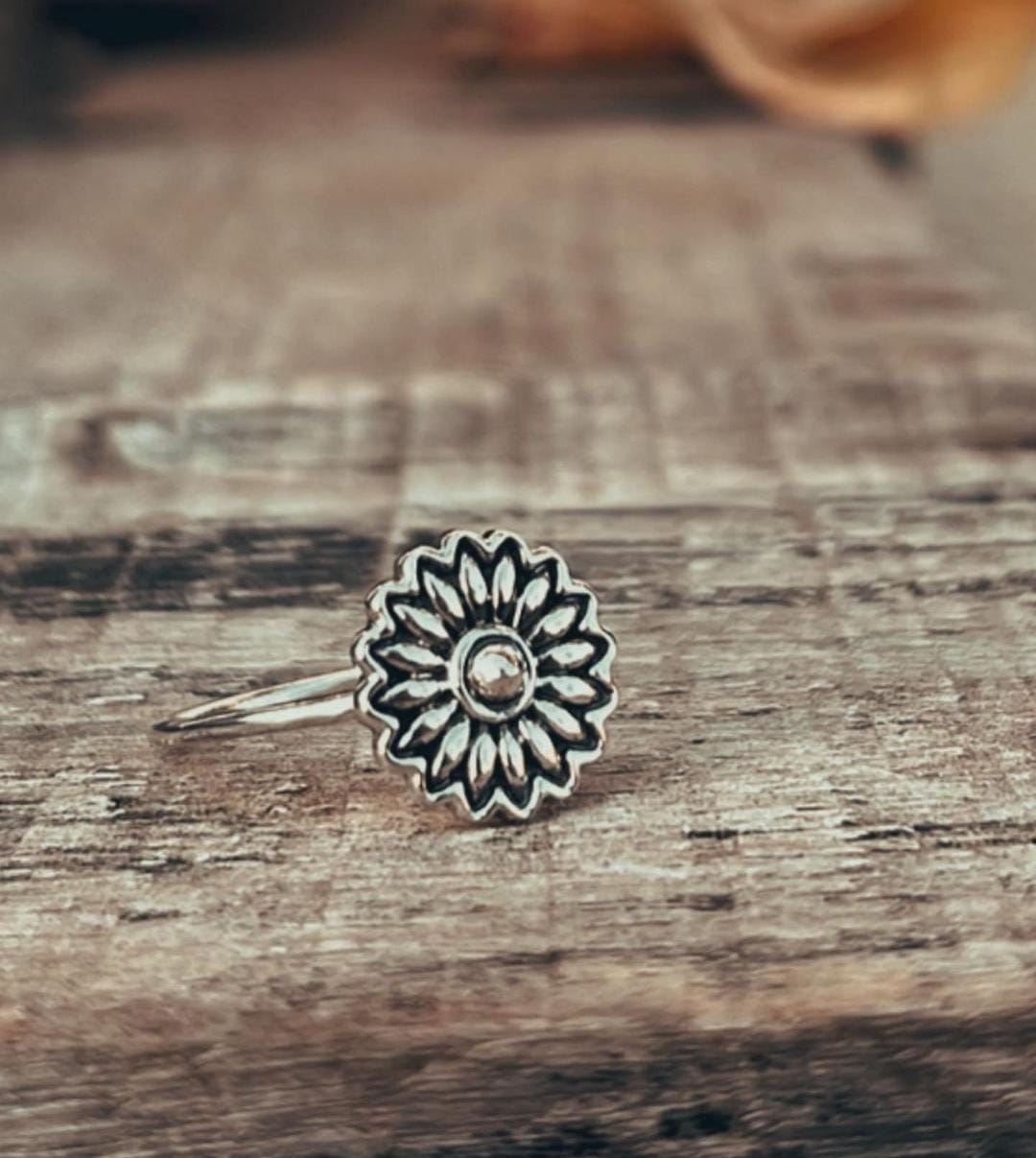 Trendy sunflower silver ring with intricate details