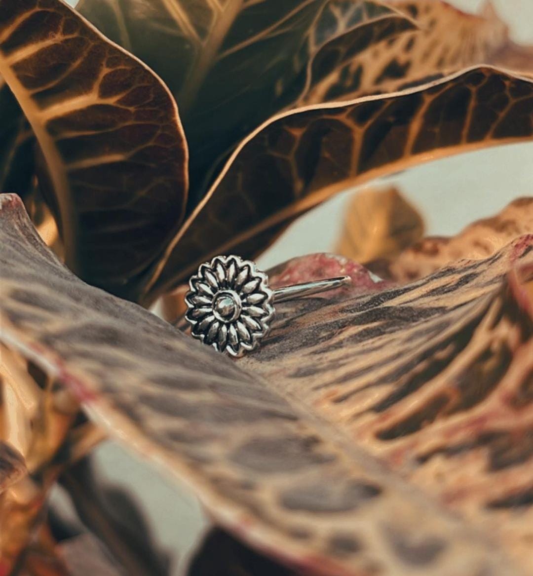 Charming sunflower motif silver ring