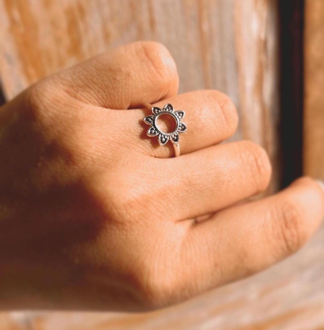 Silver ring with Soorajmukhi sunflower engraving