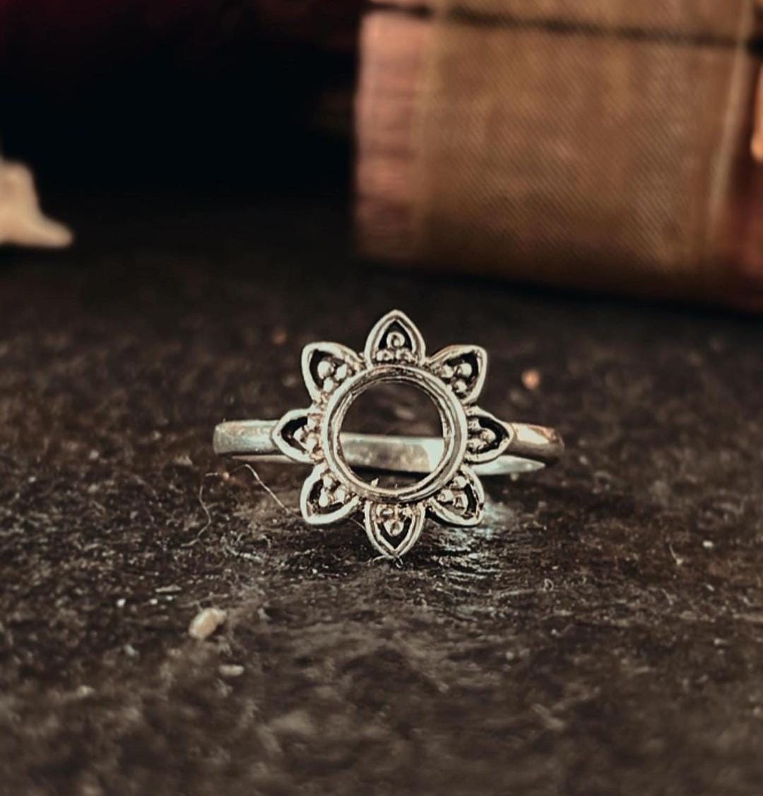 Soorajmukhi silver ring with nature-inspired motifs