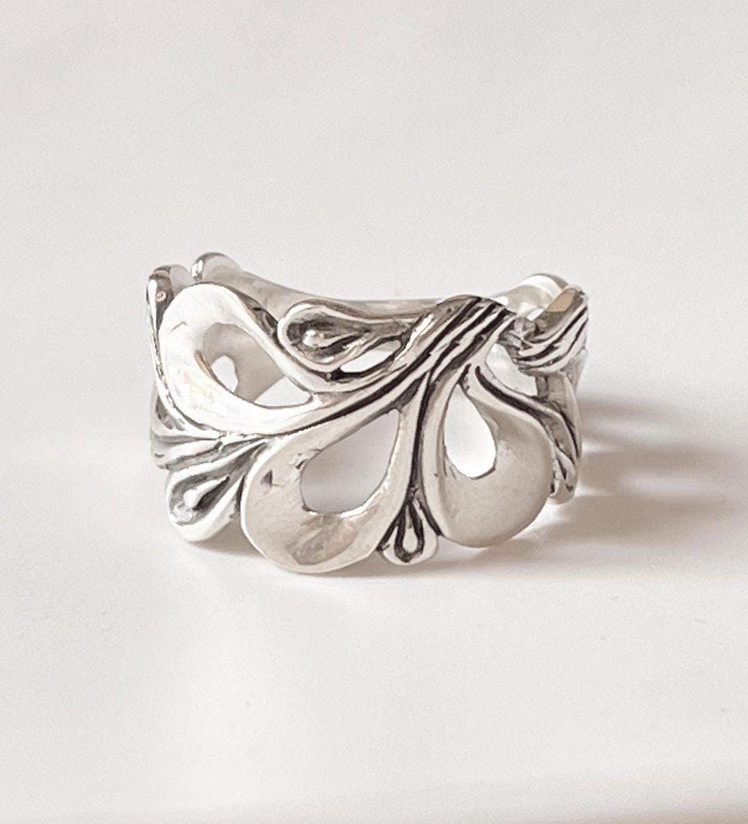 Elegant vintage filigree motif ring in sterling silver