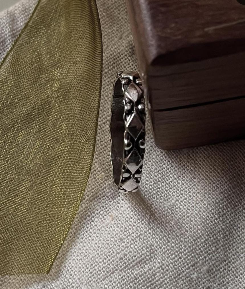 Stylish tribal Rawa band ring in sterling silver