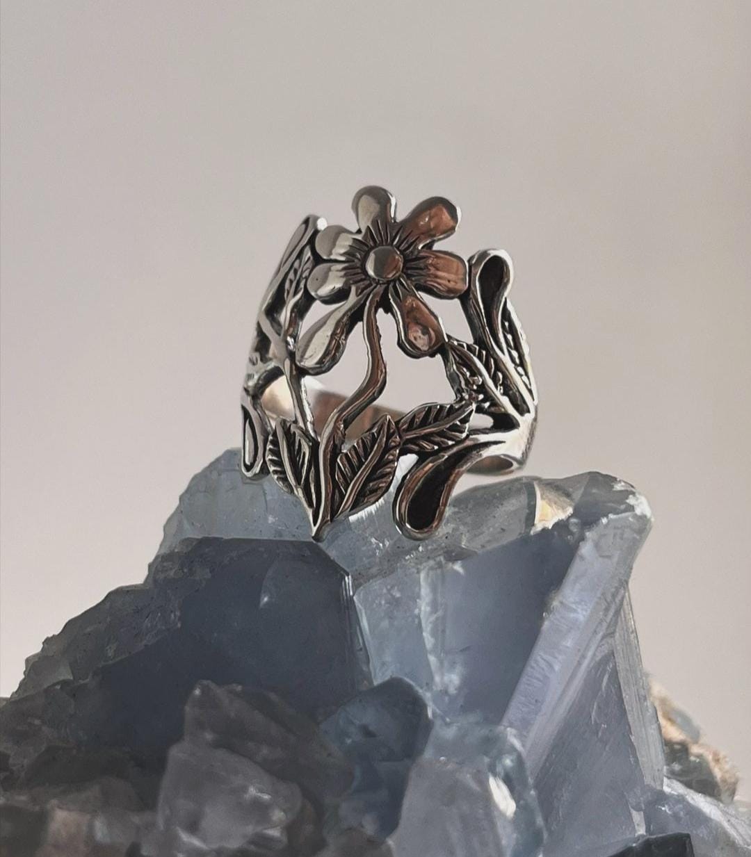 Sleek and bold floral garden chunky silver ring with unique craftsmanship.